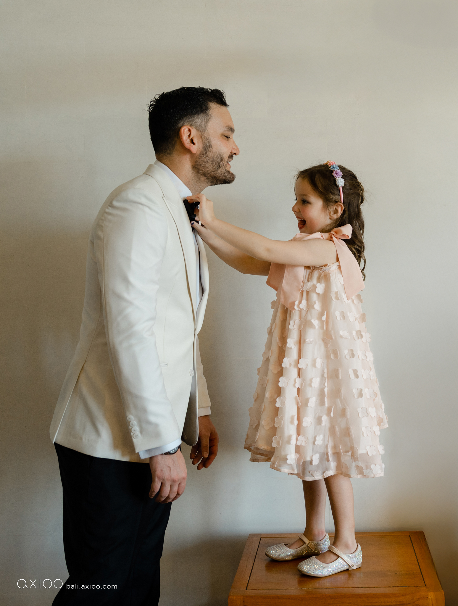 Axioo: Little Scene Stealers